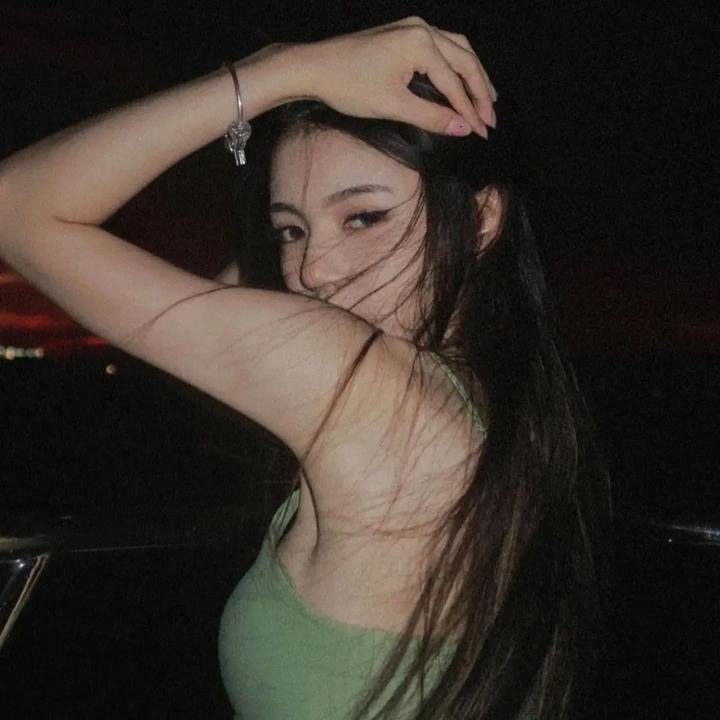 穿条纹衣的男孩